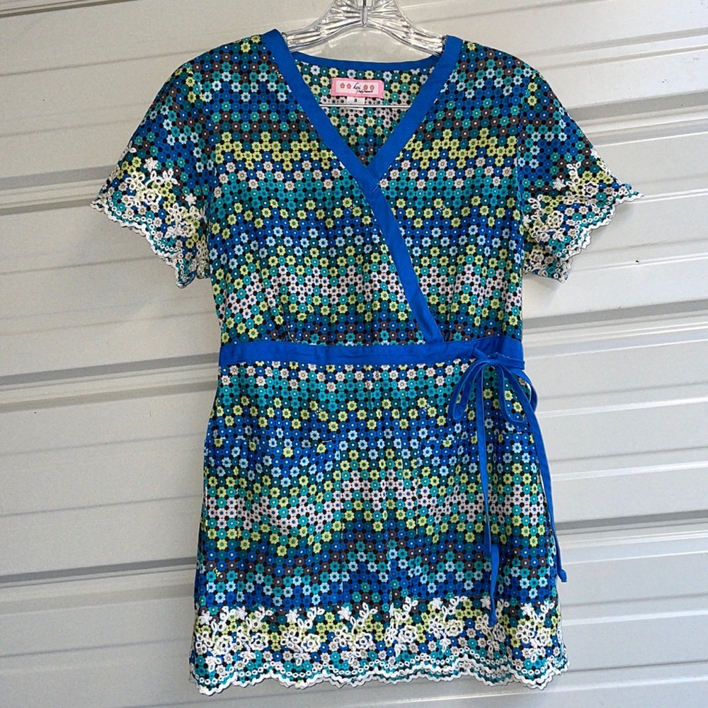 Koi floral nurse top.  sz S